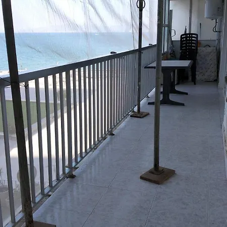 Pilons, Primera Linea De Mar 살루